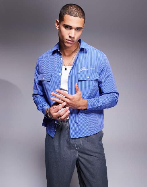 ASOS DESIGN - Camicia comoda squadrata blu a righe con ricamo sul petto