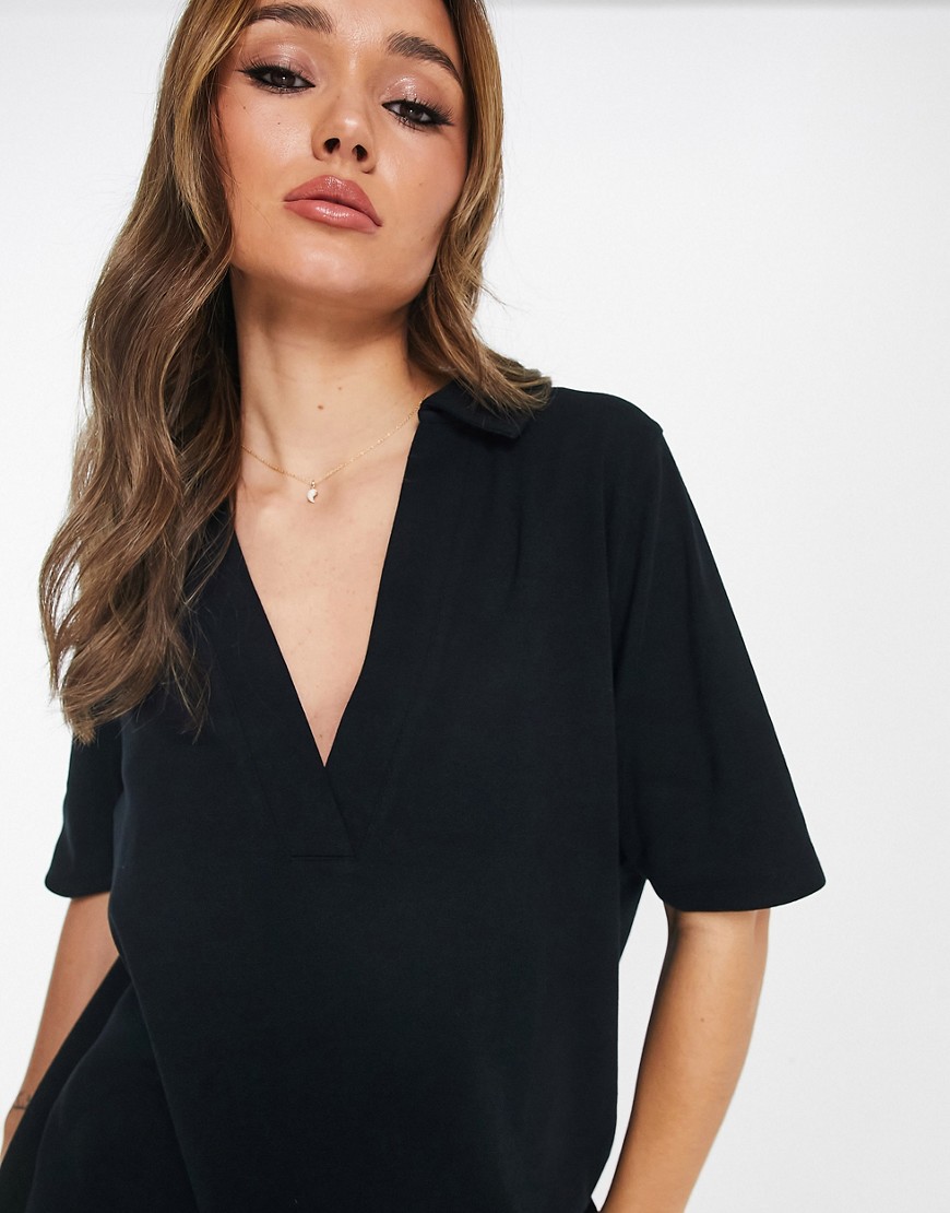 Camicia comoda stile polo nera con profondo scollo a V-Black - ASOS DESIGN T-shirt donna  - immagine1