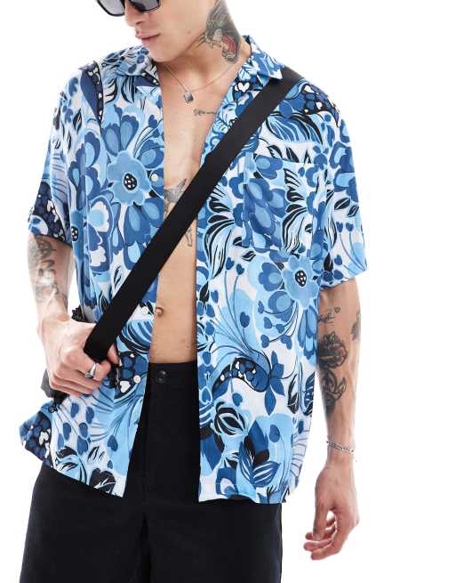 ASOS DESIGN - Camicia con collo a rever comoda con rever blu a fiori dipinti 