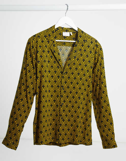 ASOS DESIGN - Camicia con rever ampio, vestibilità classica e stampa di monogramma nero e oro