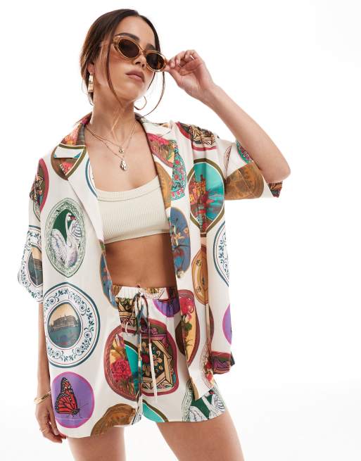 ASOS DESIGN - Camicia con rever in raso con stampa di piatti in coordinato