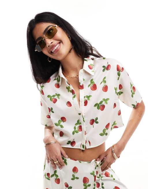 ASOS DESIGN - Camicia corta in raso con stampa di fragole in coordinato