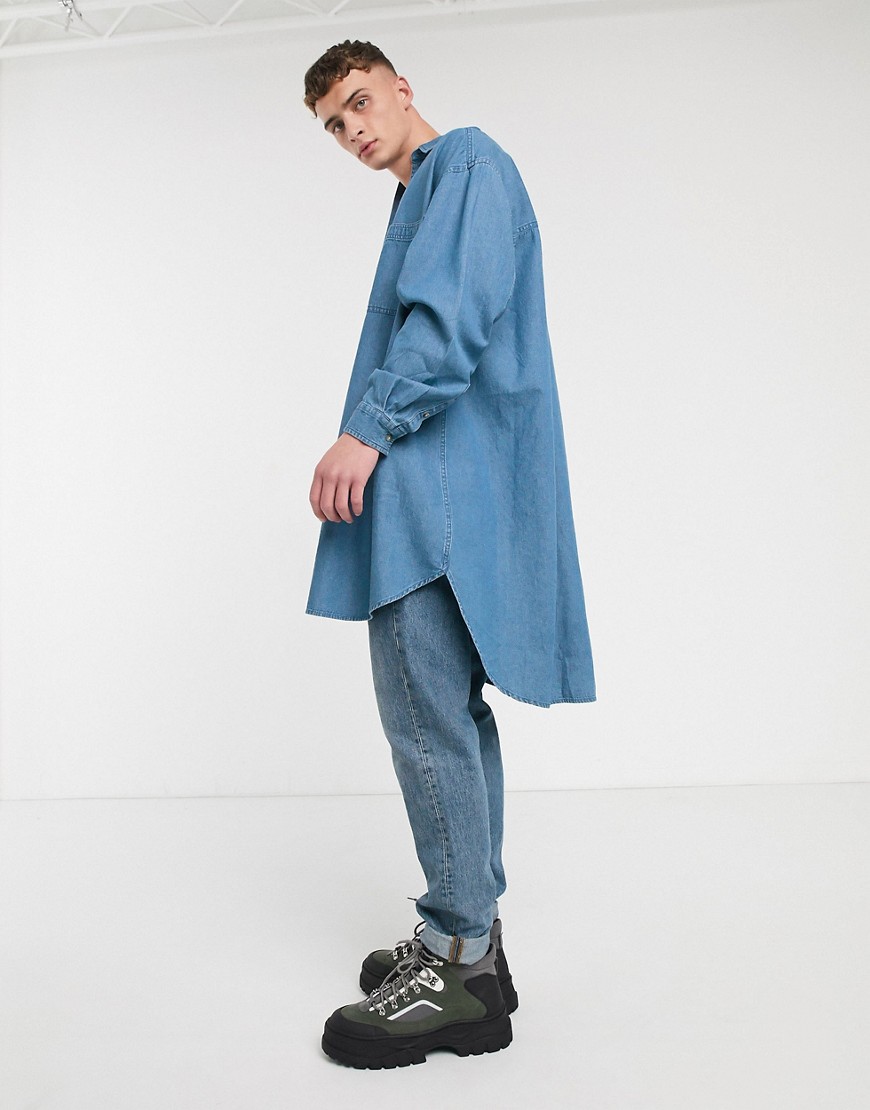 ASOS DESIGN - Camicia di jeans super oversize molto lunga a lavaggio medio-Blu