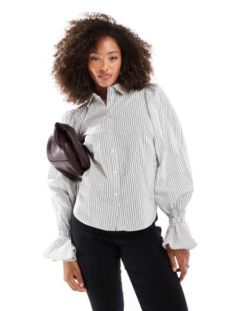 ASOS DESIGN - Camicia in cotone con maniche voluminose e polsini con volant a righe bianche e nere - view 1