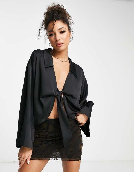 ASOS DESIGN - Camicia in raso allacciata sul davanti con maniche a kimono, colore nero