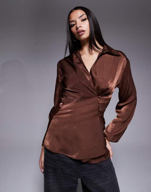 ASOS DESIGN - Camicia in raso color cioccolato a portafoglio