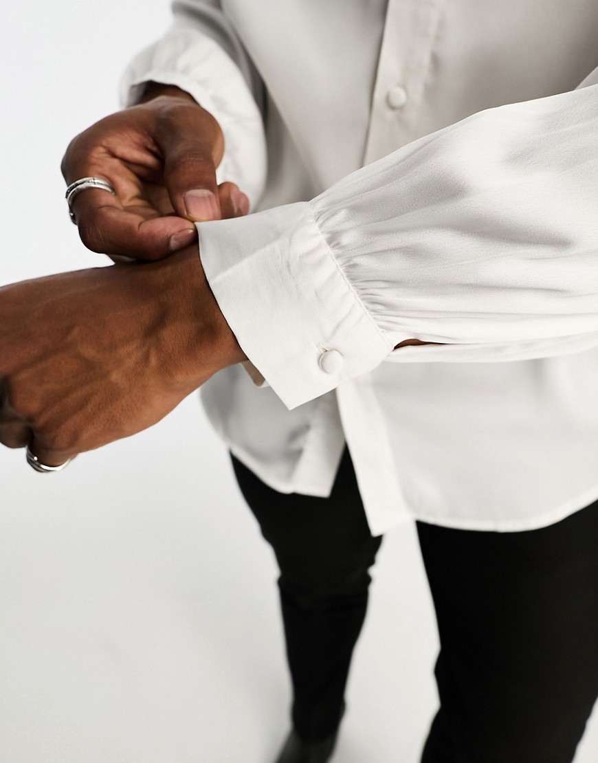 Camicia in raso con manica a campana e scollo serafino bianco sporco - ASOS DESIGN Camicia donna  - immagine1