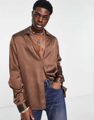 ASOS DESIGN - Camicia in raso marrone taglio corto con chiusura a gancetti 