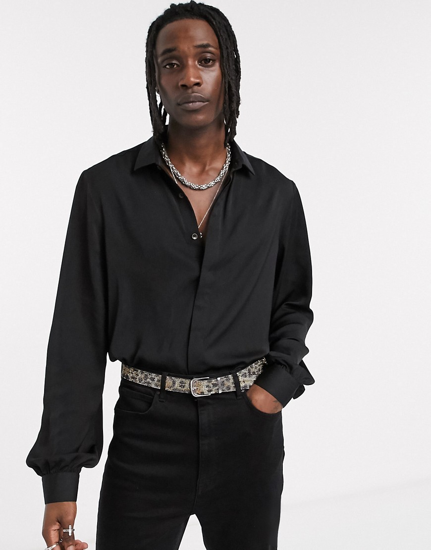 ASOS DESIGN - Camicia in raso nero con maniche a palloncino vestibilità classica