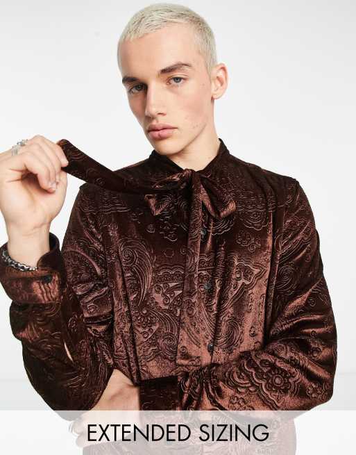 ASOS DESIGN - Camicia in velluto marrone con motivo cachemire in rilievo e allacciatura sul collo