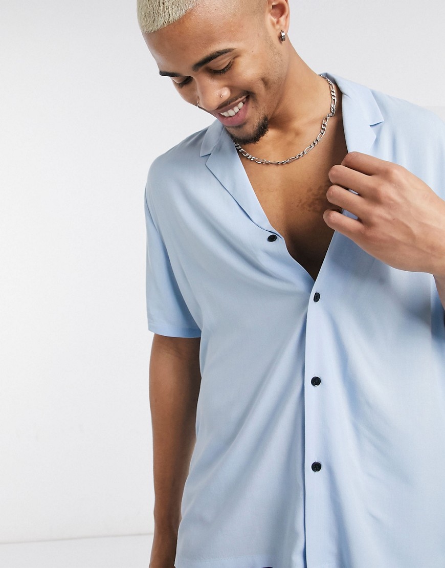 ASOS DESIGN - Camicia in viscosa con vestibilità comoda e ampio colletto a rever blu