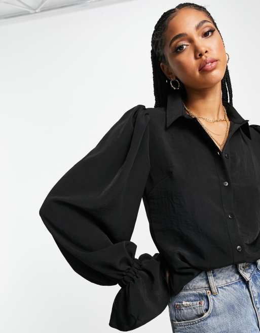 ASOS DESIGN Camicia morbida nera con maniche voluminose e volant sui polsini ASOS