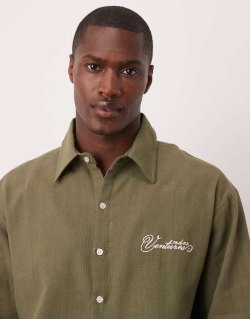 ASOS DESIGN - Camicia oversize a maniche corte kaki effetto lino con ricamo sul petto, 4 di 4
