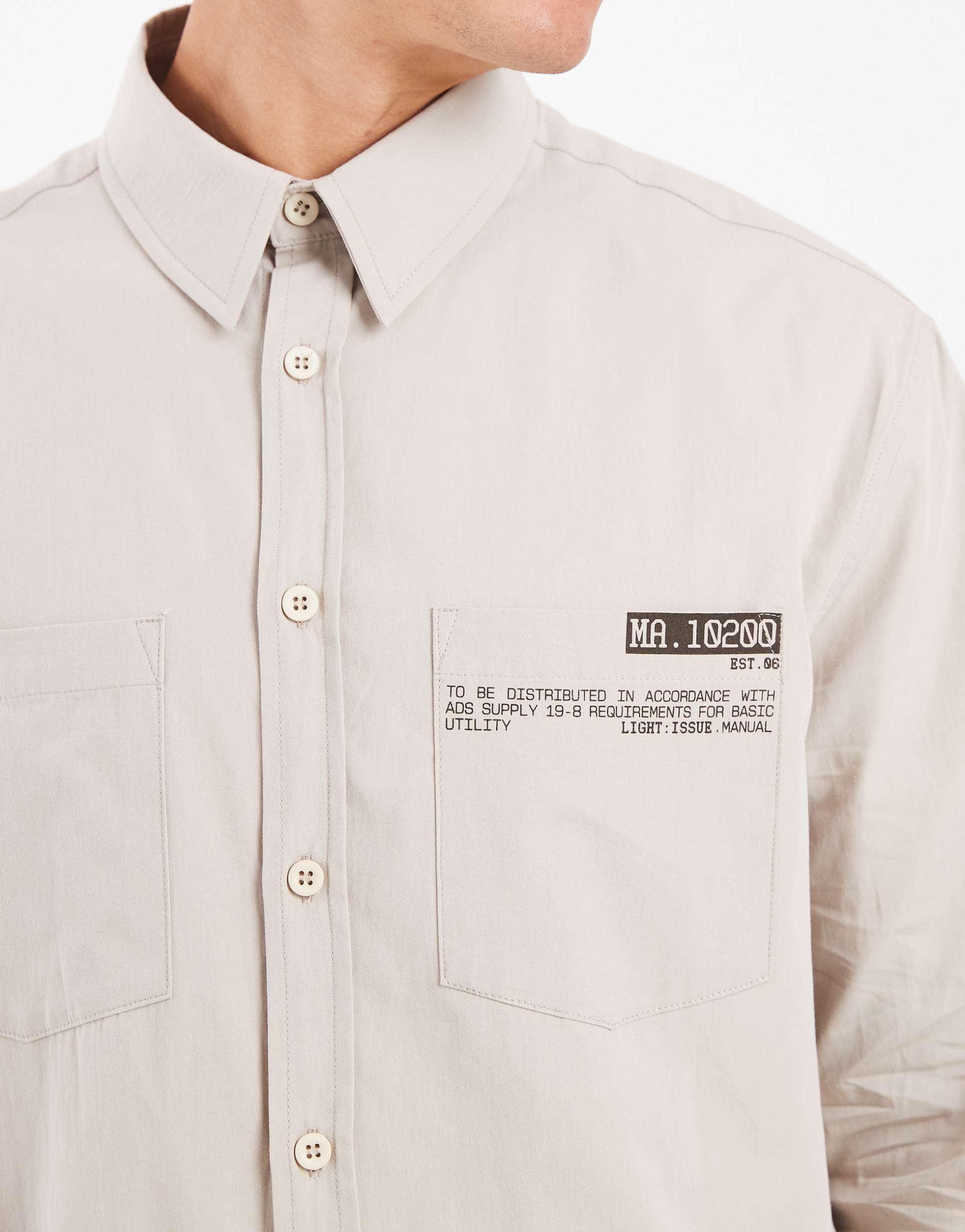  ASOS DESIGN - Camicia oversize a maniche lunghe in popeline bianca con stampa utility