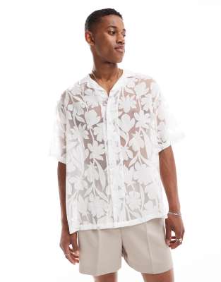 ASOS DESIGN - Camicia oversize bianca a fiori dévoré con rever