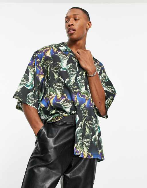 ASOS DESIGN - Camicia oversize con spalle scivolate in raso con stampa di viso di statue