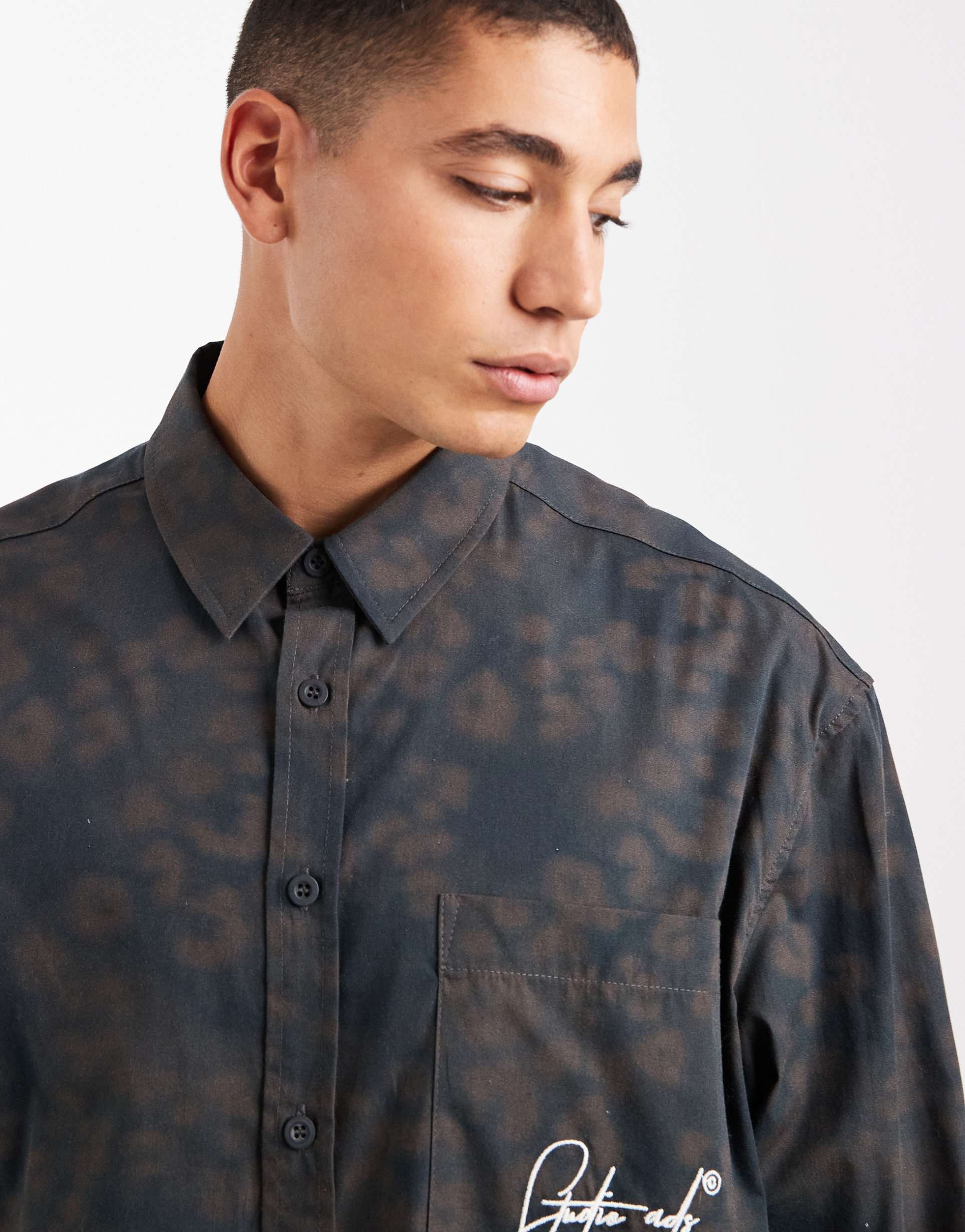 ASOS DESIGN - Camicia oversize con stampa leopardata e tasca ricamata sul petto