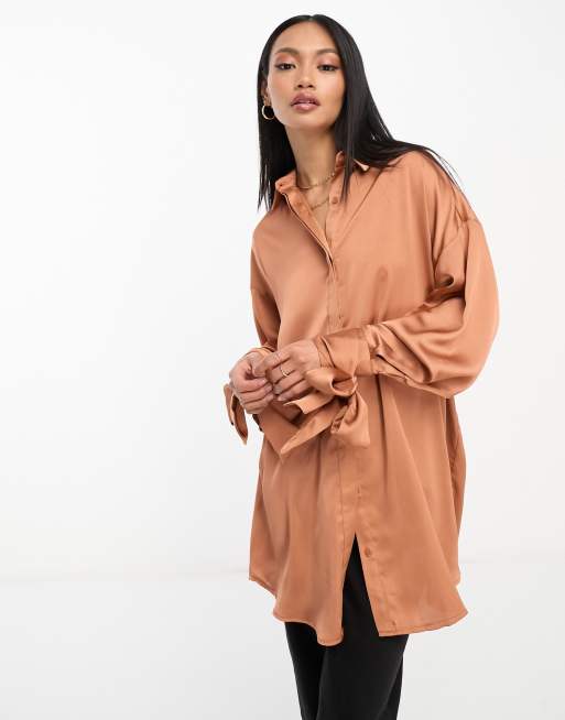 ASOS DESIGN Camicia oversize in raso con polsi con laccetti color marrone tenue