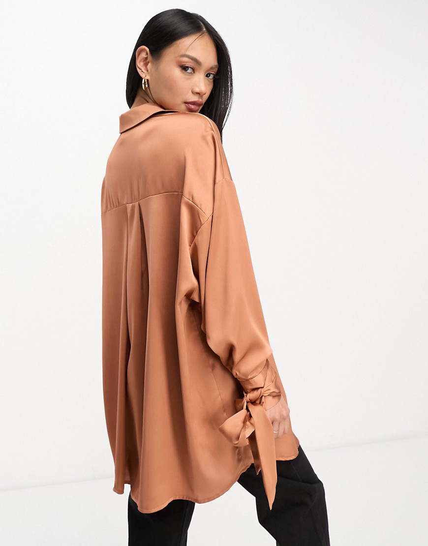 Camicia oversize in raso con polsi con laccetti color marrone tenue - ASOS DESIGN Camicia donna  - immagine1