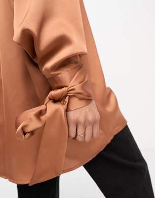 Camicia oversize in raso con polsi con laccetti color marrone tenue - ASOS DESIGN Camicia donna  - immagine2