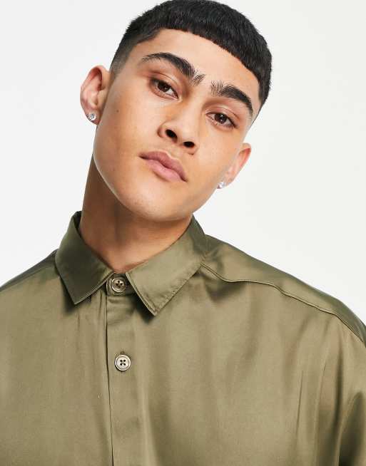 ASOS DESIGN - Camicia oversize in raso verde kaki con spalle scese e fondo arrotondato, 2 di 4