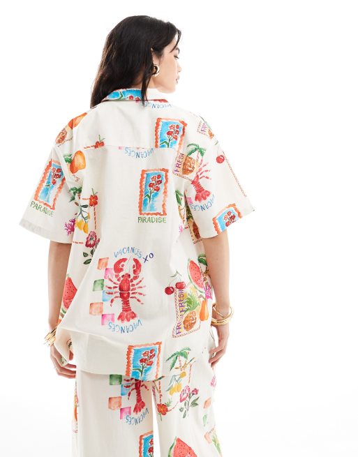 ASOS DESIGN - Camicia oversize in tessuto misto lino con stampa di cartoline in coordinato, 4 di 4