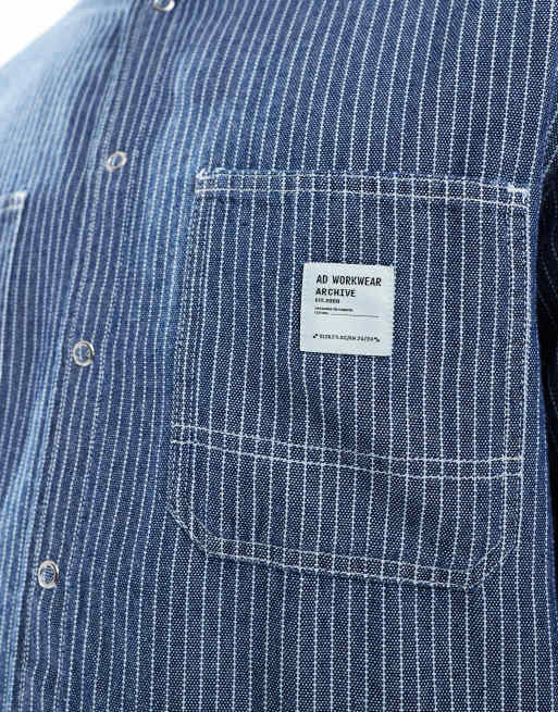ASOS DESIGN - Camicia oversize squadrata in denim blu navy a righe con stemma, 3 di 4
