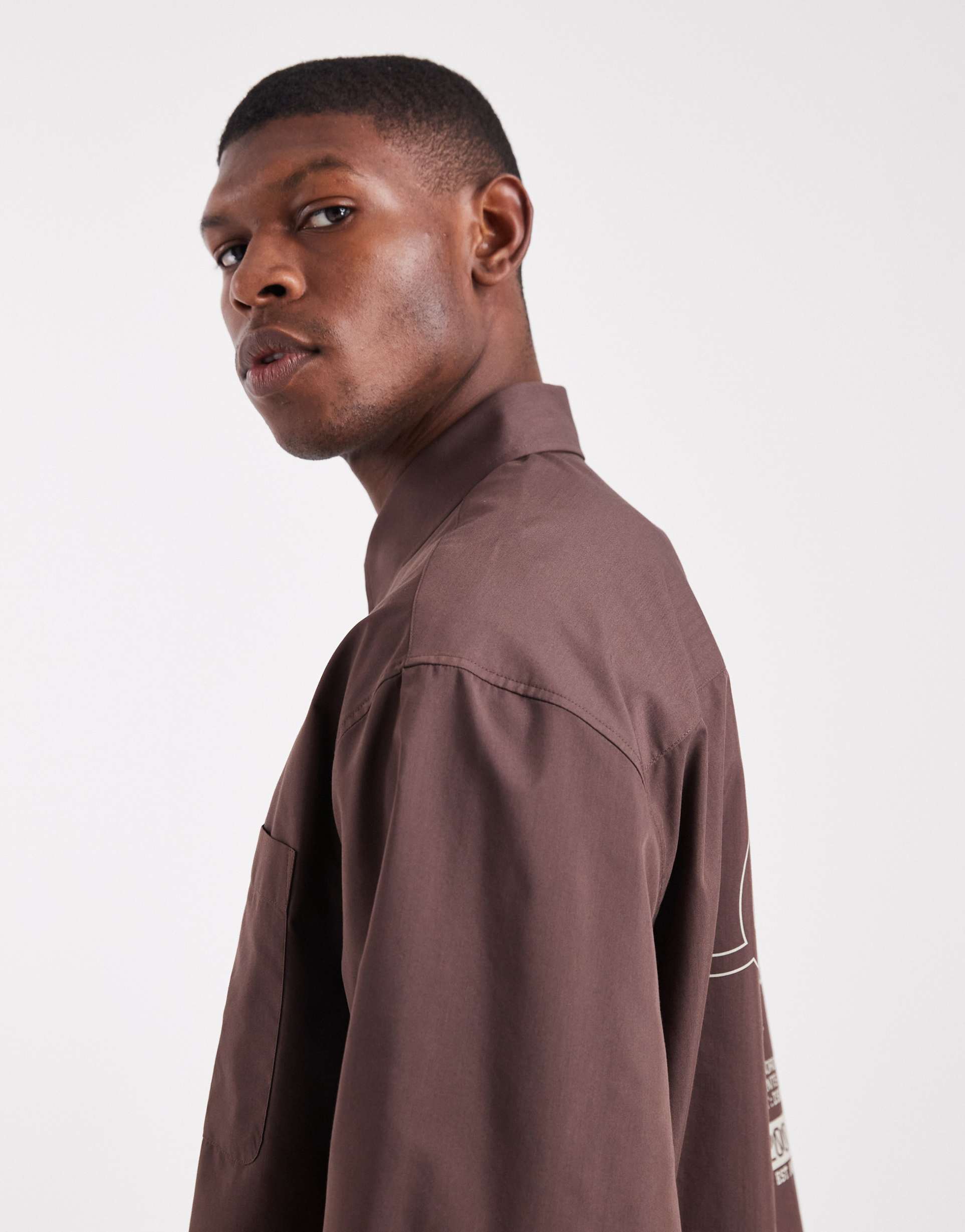 ASOS DESIGN - Camicia oversize squadrata marrone con stampa sul retro