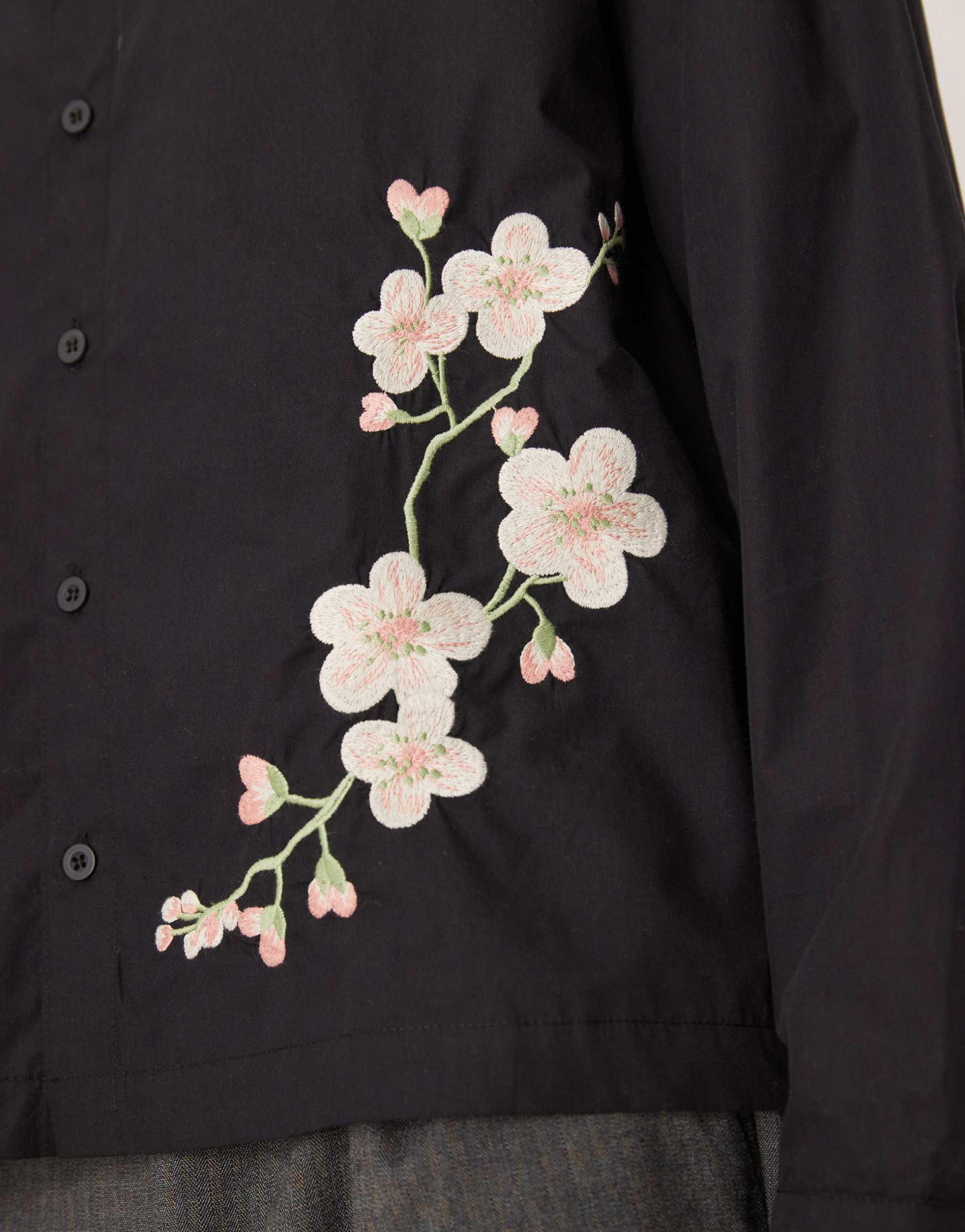 ASOS DESIGN - Camicia oversize squadrata nera con ricamo 