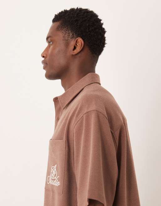 ASOS DESIGN - Camicia oversize testurizzata marrone con ricamo sul petto, 2 di 5