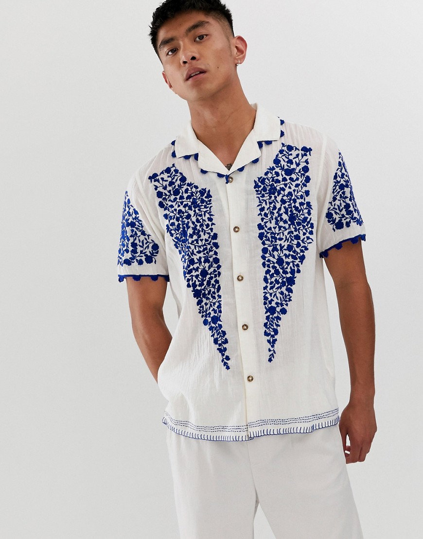 ASOS DESIGN - Camicia regular con ricami blu e cuciture a vista-Bianco