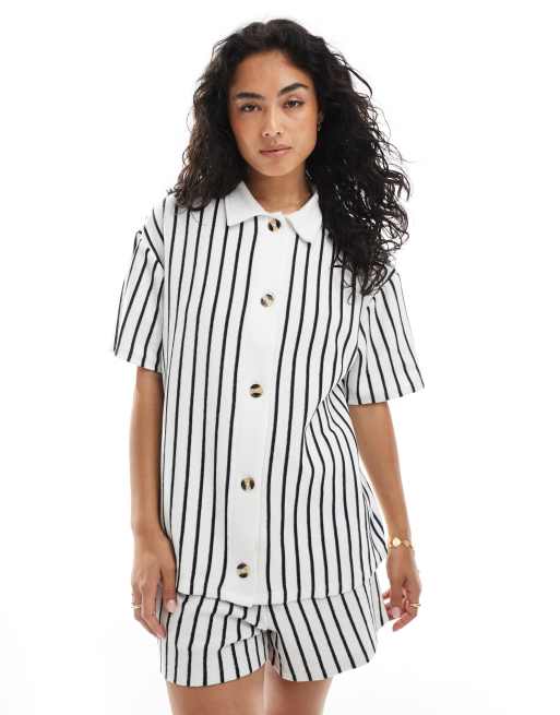 ASOS DESIGN - Camicia resort a righe testurizzate crema e blu navy in coordinato