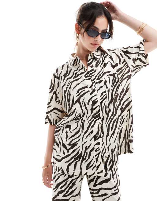 ASOS DESIGN - Camicia resort effetto lino con stampa zebrata testurizzata in coordinato