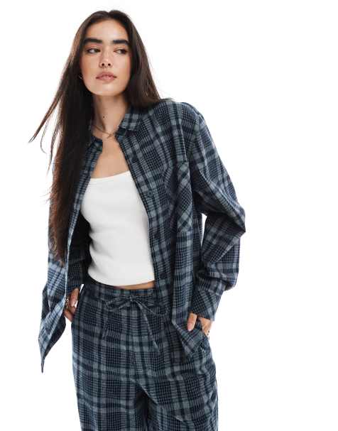 ASOS DESIGN - Coordinato blu navy spazzolato a quadri con camicia squadrata e pantaloni con fondo ampio allacciati in vita - view 1