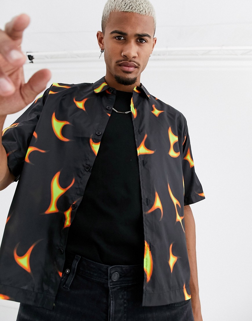 ASOS DESIGN - Camicia squadrata con stampa fiamme-Nero