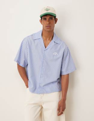 ASOS DESIGN - Camicia squadrata oversize a righe bianche e blu con rever e ricamo - view 1