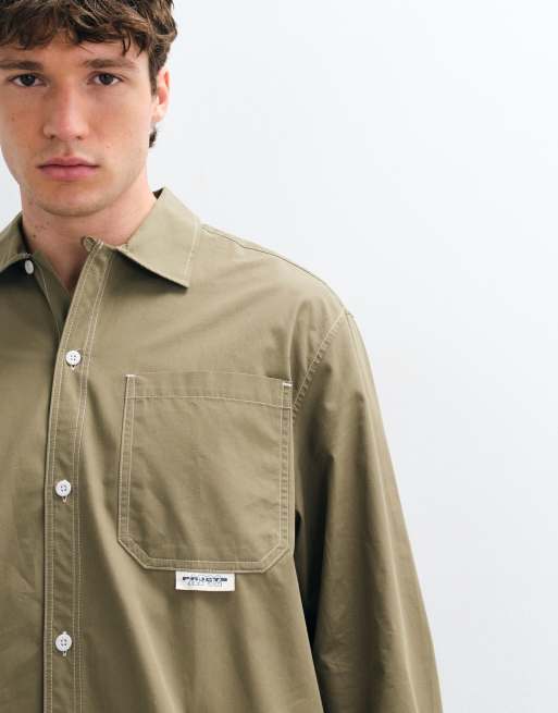 ASOS DESIGN camicia squadrata oversize con badge sul petto in khaki, 2 di 5