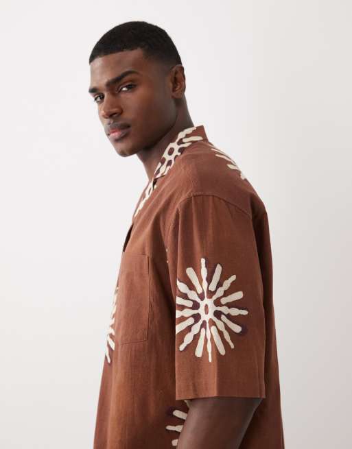 ASOS DESIGN - Camicia squadrata oversize in misto lino marrone con rever e stampa di sole in coordinato, 3 di 5