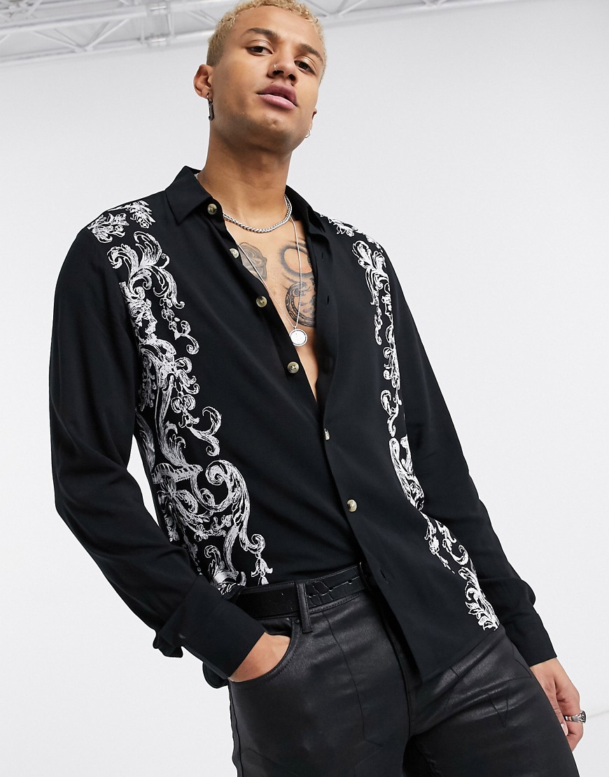 ASOS DESIGN - Camicia vestibilità classica con colletto con rever e ampia stampa laterale barocca-Nero