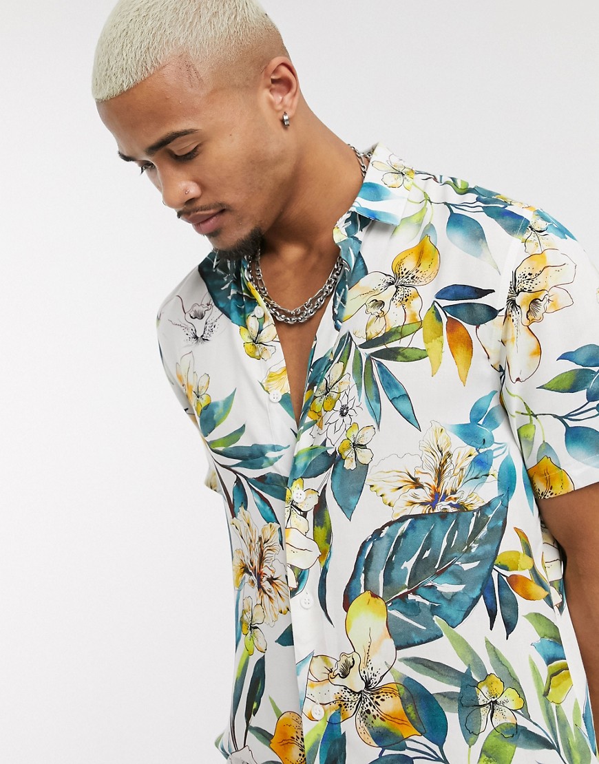 ASOS DESIGN - Camicia vestibilità classica in viscosa con ampia stampa hawaiana a fiori-Bianco