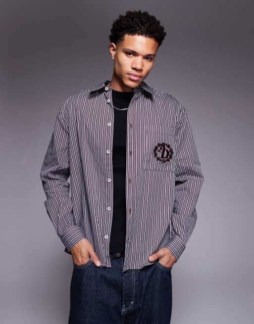 ASOS DESIGN - Camicia vestibilità comoda a righe color bordeaux con ricamo sul petto