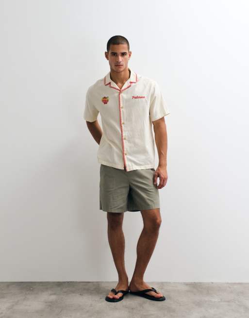 ASOS DESIGN - Camicia vestibilità comoda in misto lino beige con rever e ricamo su petto e bordi, 4 di 5