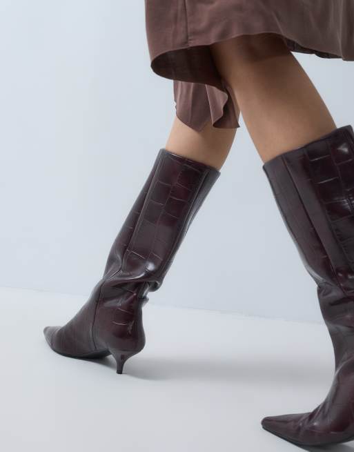 ASOS DESIGN Camille kitten hak instap knielaarzen in bordeauxrood croco, 2 van 5