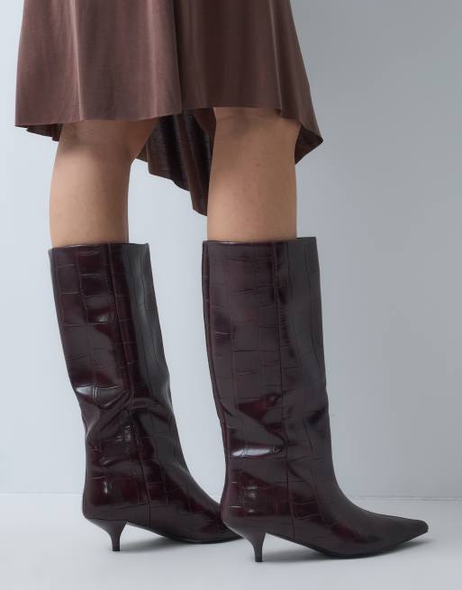 ASOS DESIGN Camille kitten-hæl pull-on knæstøvler i burgundy croc, 5 af 5