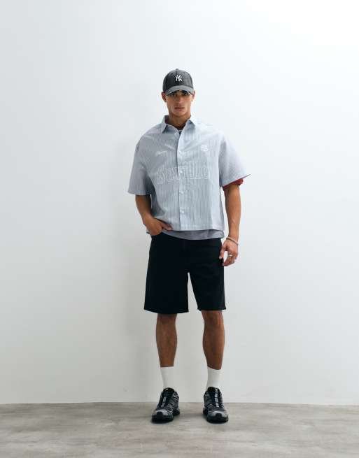 ASOS DESIGN - Camisa azul a rayas de corte cuadrado extragrande con estampado en la parte delantera, 3 de 5