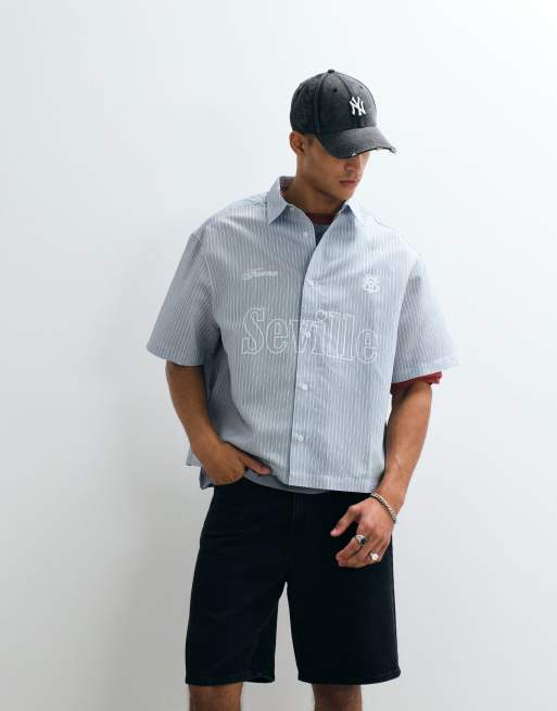 ASOS DESIGN - Camisa azul a rayas de corte cuadrado extragrande con estampado en la parte delantera, 5 de 5