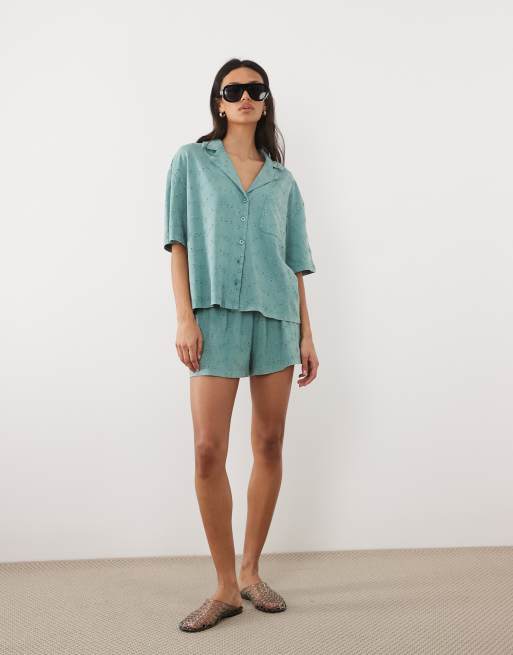 ASOS DESIGN - Camisa azul lavado abotonada con cuello de solapas y bordado inglés de punto liso, 2 de 4