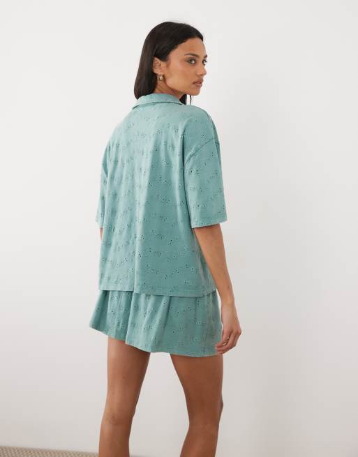 ASOS DESIGN - Camisa azul lavado abotonada con cuello de solapas y bordado inglés de punto liso, 4 de 4