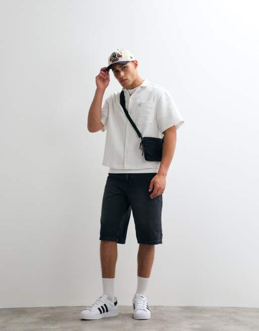 ASOS DESIGN - Camisa blanca extragrande con raya diplomática, cuello de solapas y estampado en la espalda, 3 de 5