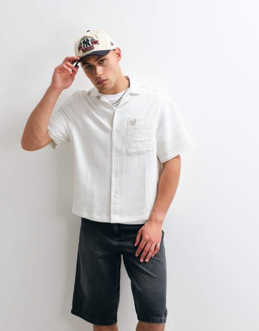 ASOS DESIGN - Camisa blanca extragrande con raya diplomática, cuello de solapas y estampado en la espalda, 5 de 5